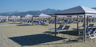 La Versilia speak Italian on the beach